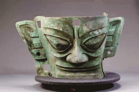 青铜大面具宽131cm,高71cm,深66cm,重131斤,是目前已知三星堆遗址出土